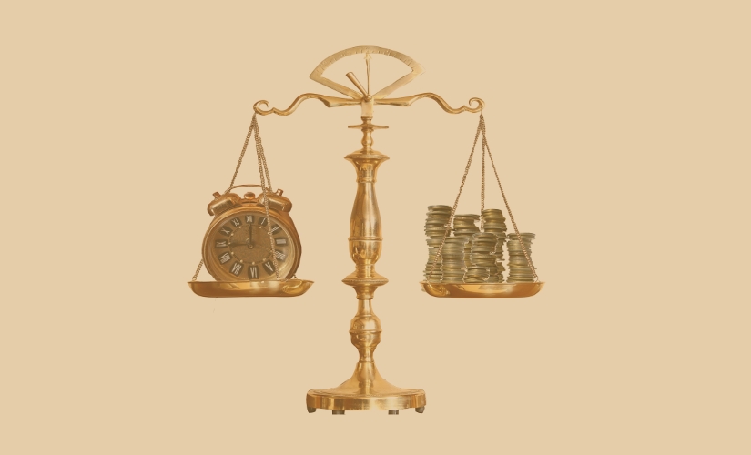 Balança equilibrando relógio e moedas